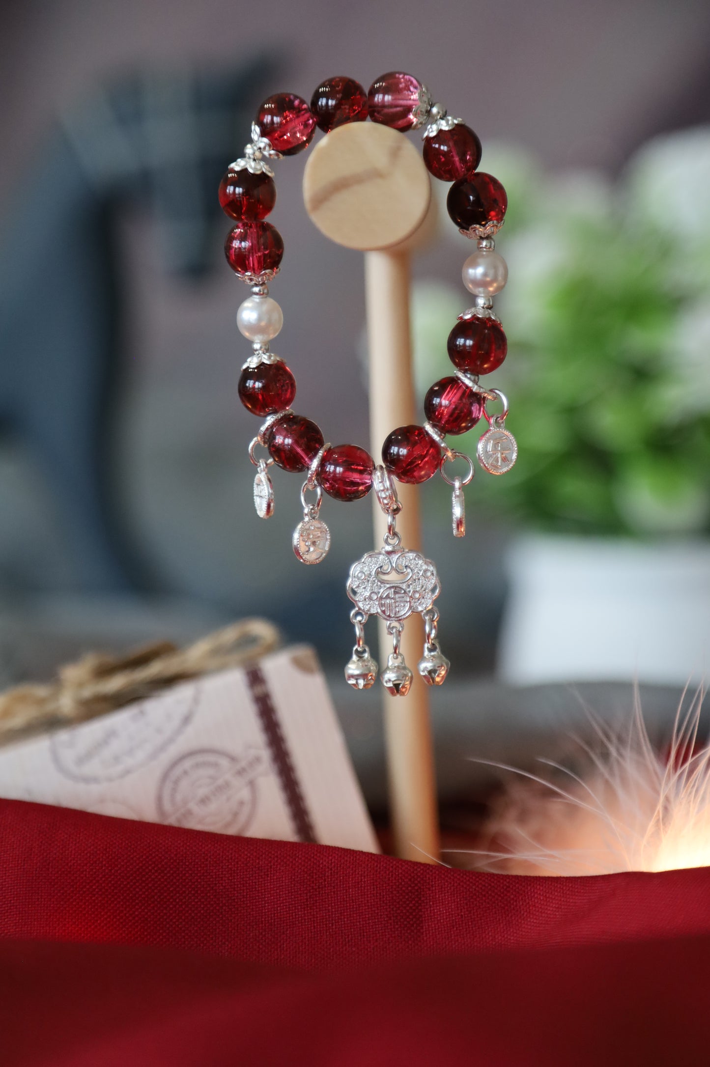 Bracelet rouge "Dans les nuages"