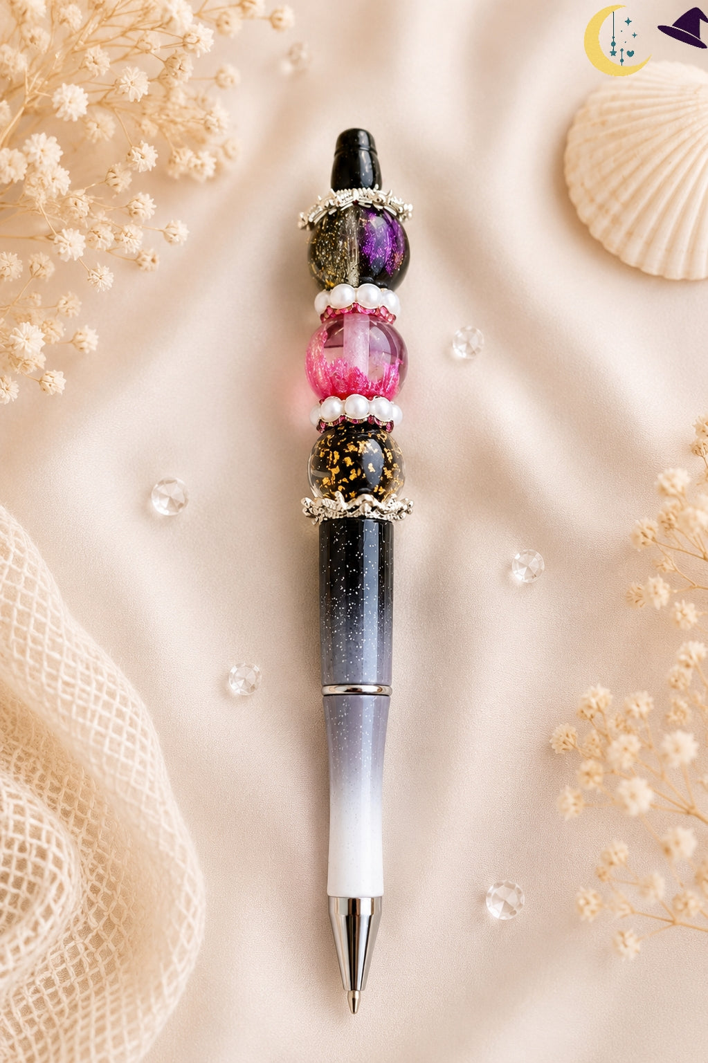 Stylo noir et rose galaxie – mystère élégant et éclat féerique