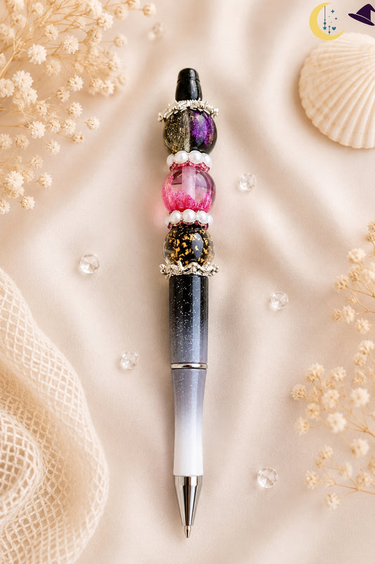 Stylo noir et rose galaxie – mystère élégant et éclat féerique